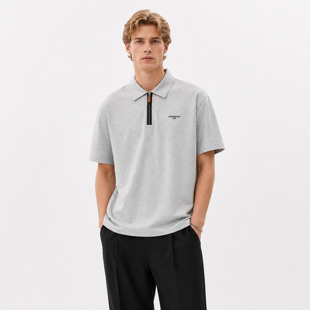 Menns komfortable strikkede polo skjorte. Perfekt for business casual sommerdager med sin stilige half placket.