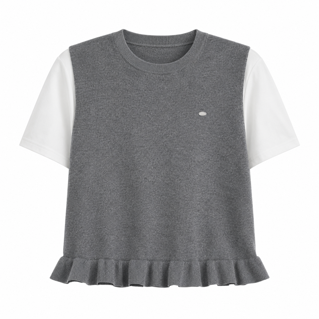 Trendy dame t-skjorte for sommer og fest, med falsk todelt design og feminine volanger. Elegant look.