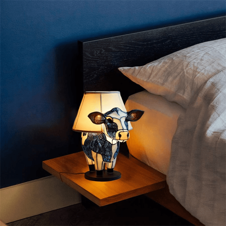 Vakker håndlaget bordlampe av farget glass, designet som en Highland-ku. Ideell unik gave.
