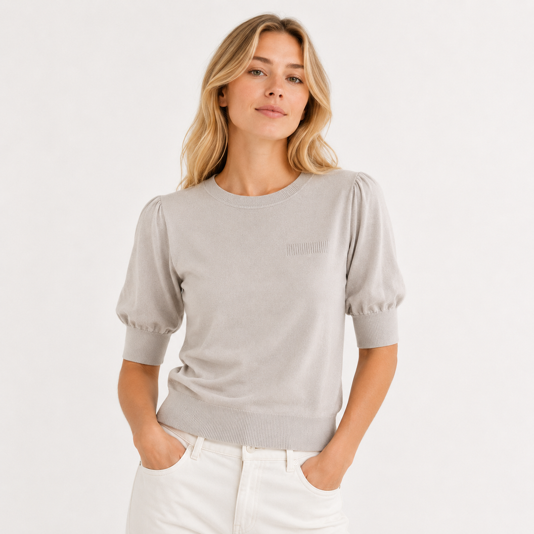 Stilren half sleeve topp for dame. En elegant og allsidig sommertopp som passer til casual og kontor.