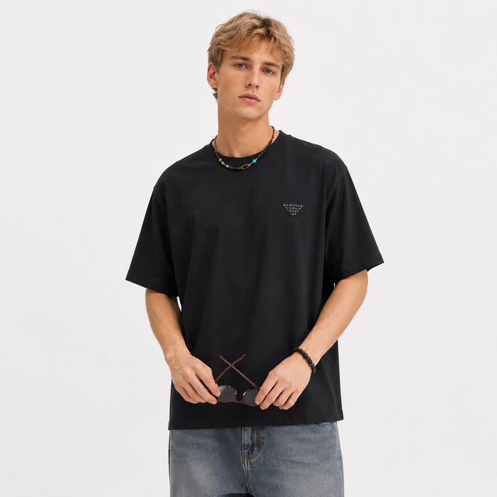 Herre t-skjorte i mykt, pustende stoff, ideell for hverdag og fritid, med kortermet og minimalistisk design.