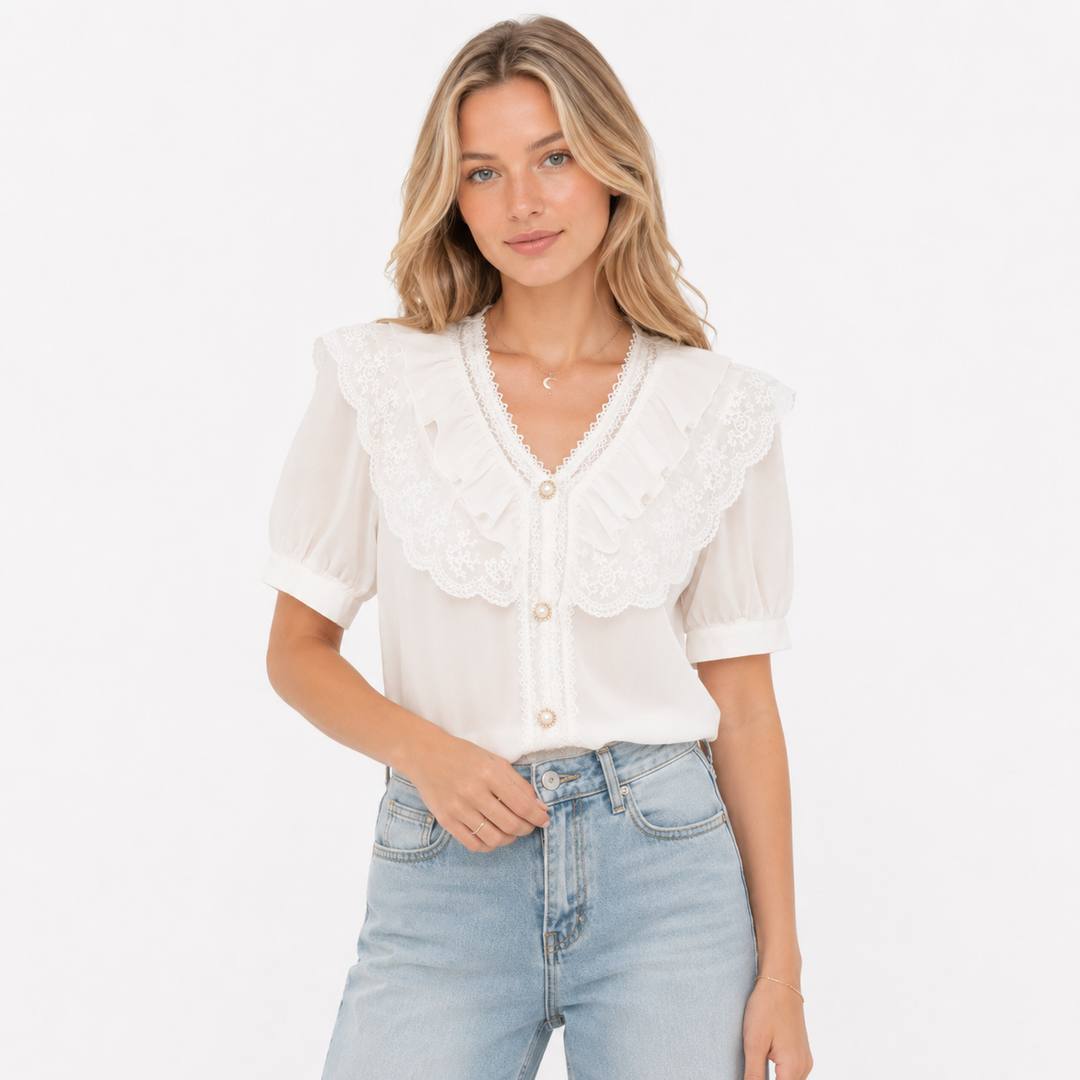 Elegant hvit damebluse med delikate blondedetaljer og stilfulle puffermer. Perfekt for fest og kontor.