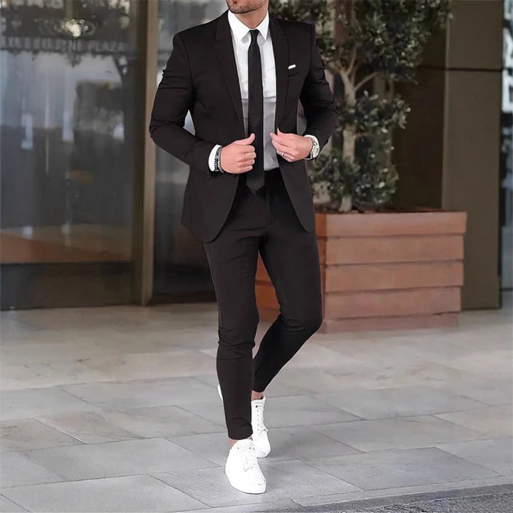 Stilig slim fit dressett for menn. Komplett med matchende dressjakke og dressbukse. Ideell for et skarpt utseende.