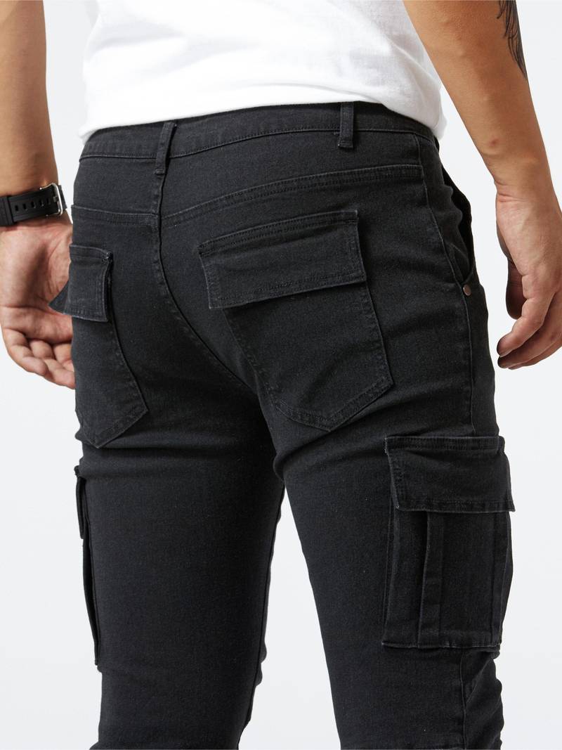 Allsidige herrebukser: slim-fit cargo i moderne stil. Praktiske bukser med lommer.