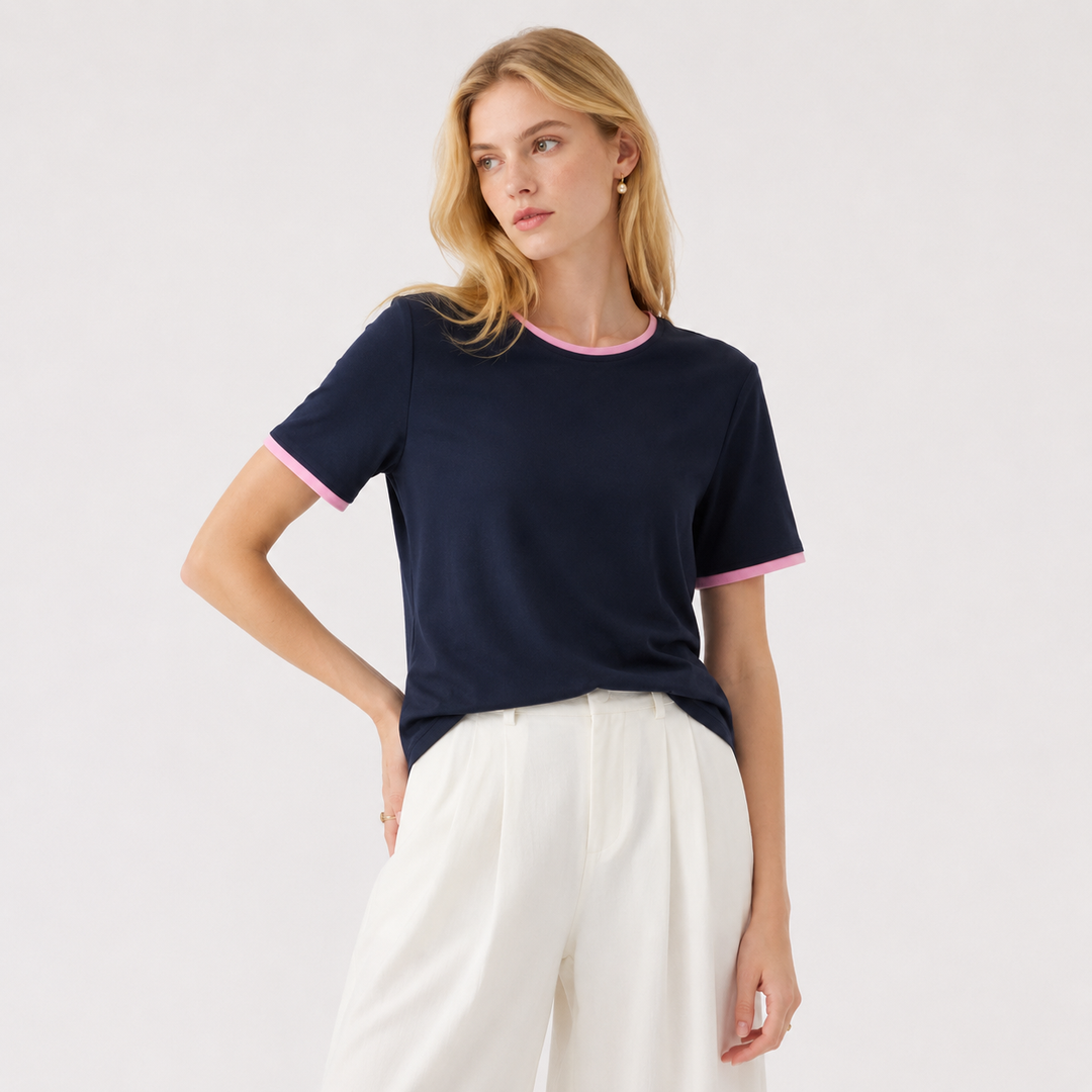 Dame t-skjorte med elegante kontrastdetaljer, minimalistisk stil for sommer og hverdag.