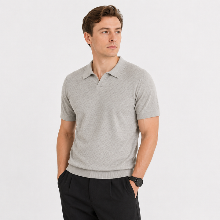 Elegant kortermet strikket poloskjorte til herre. Perfekt grå sommerskjorte for business casual og fritid.