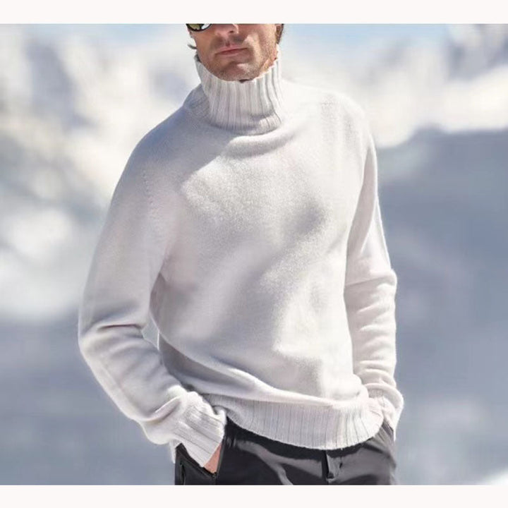 Nærbilde av myk, varm kasjmirgenser for menn. Detaljert strikkemønster og luksuriøs tekstur på turtleneck genseren.
