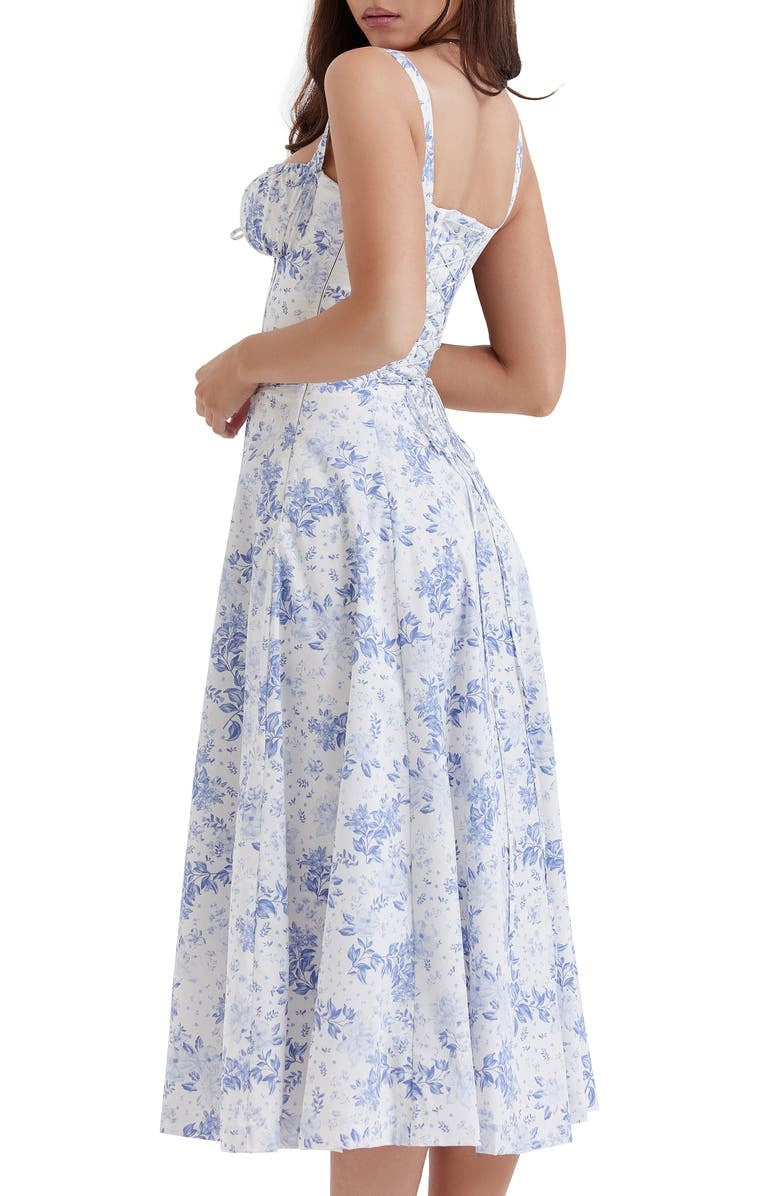 Festklar kvinnekjole, elegant og midjeformende, komfortabel for sommeren i lett materiale.