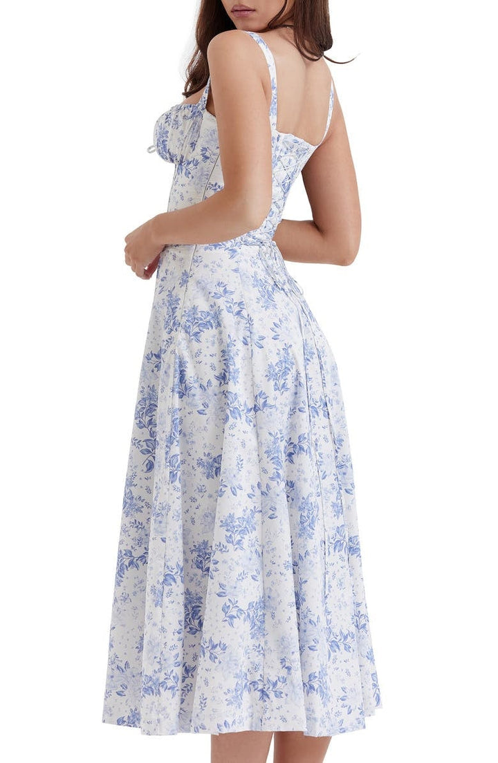 Festklar kvinnekjole, elegant og midjeformende, komfortabel for sommeren i lett materiale.