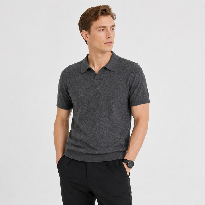 Luksuriøs grå strikket poloskjorte for herre i silkemyk kvalitet. Elegant business casual stil, kortermet.