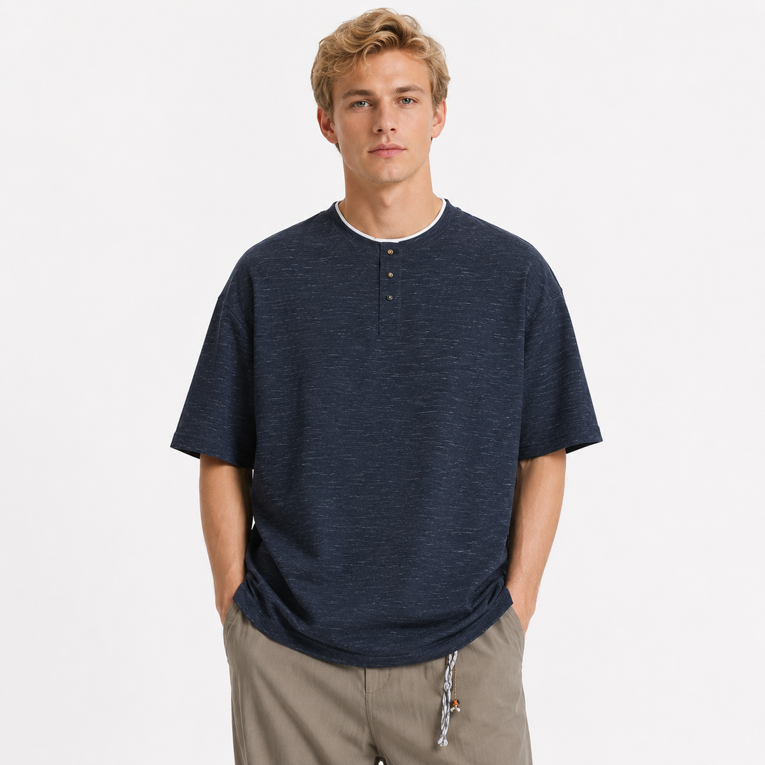 Herre kortermet Henley t-skjorte med stilrent lag-på-lag design for en avslappet sommerstil.