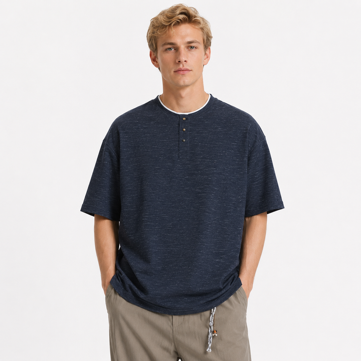 Herre kortermet Henley t-skjorte med stilrent lag-på-lag design for en avslappet sommerstil.