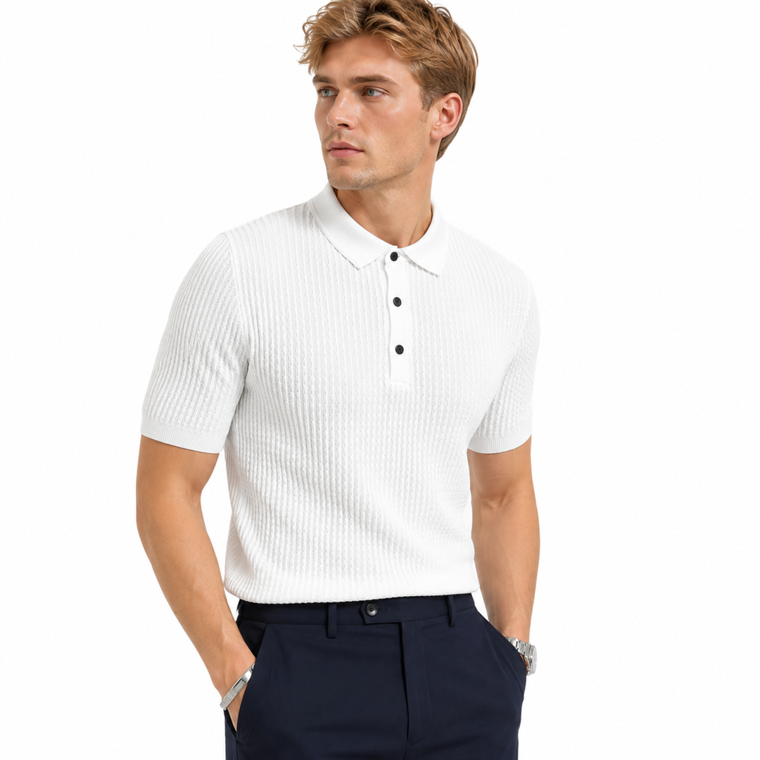Elegant strikket herrepolo med striper, slim fit. Perfekt for business casual og sommerfritid.