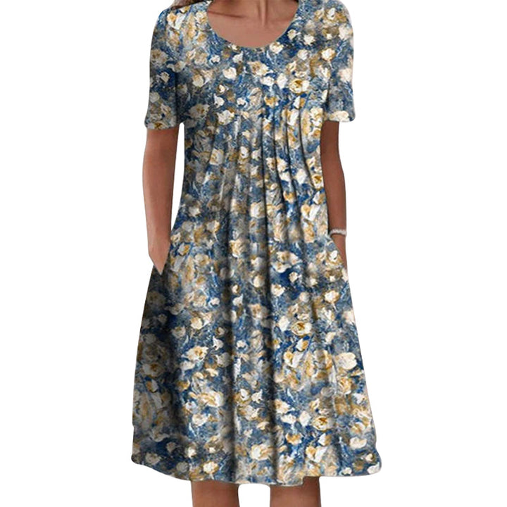 Kvinne i en blomstret, kortermet sommerkjole av polyester. Perfekt damekjole for uformelle anledninger.