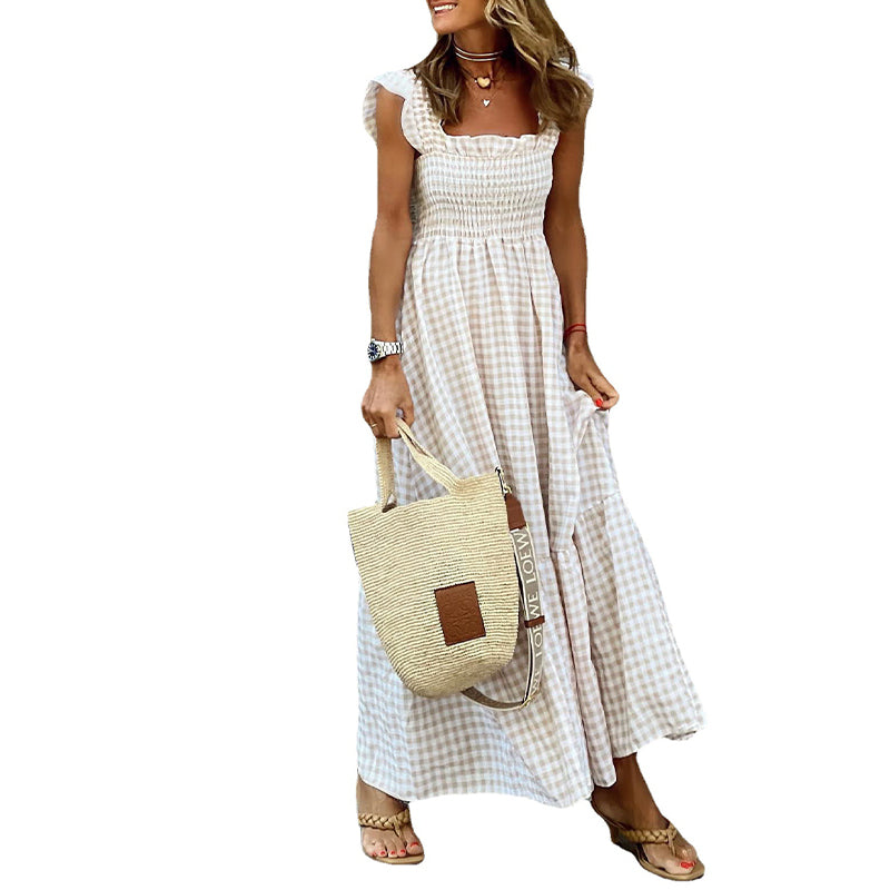 Allsidig dame rutete smocked maxi kjole. Perfekt for både fest, ferie og komfortabel hverdag om sommeren.