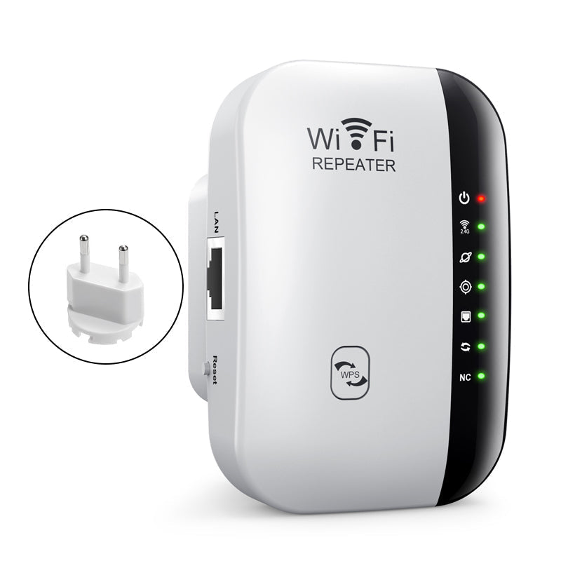 Hvit WiFi-forsterker som utvider trådløst signal. Perfekt for å forbedre internettdekning og stabilitet for hele huset.