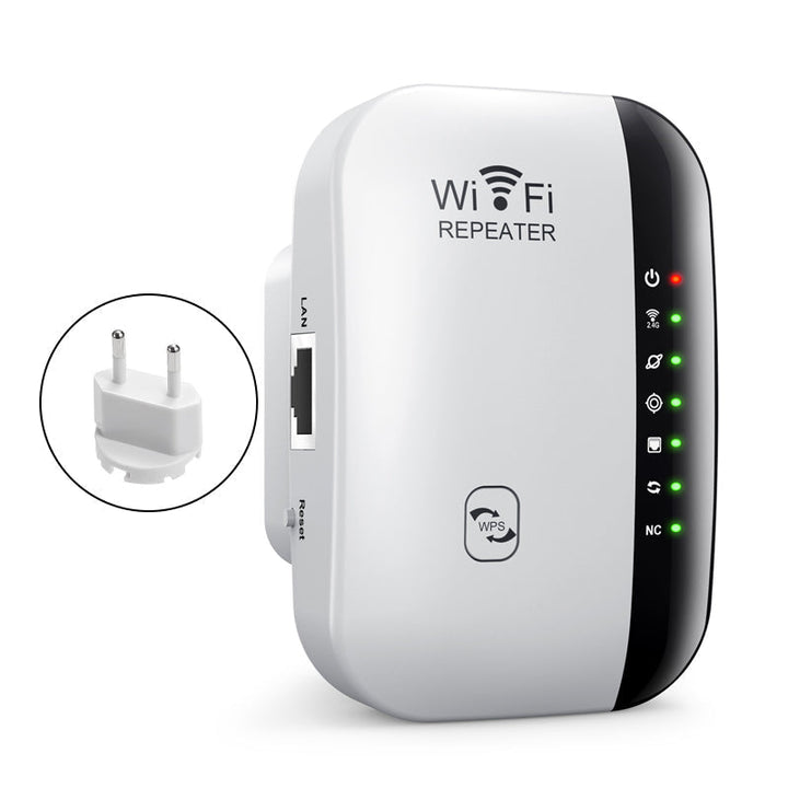 Hvit WiFi-forsterker som utvider trådløst signal. Perfekt for å forbedre internettdekning og stabilitet for hele huset.