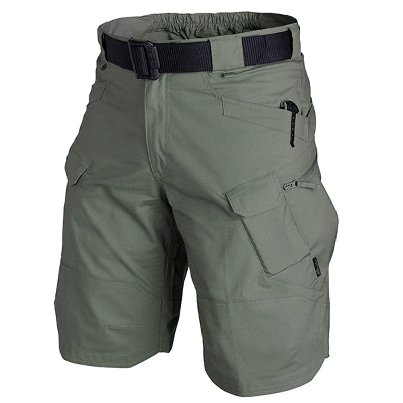 Pent foldet taktisk herreshorts, klar for pakking til utendørs fritid og sommerferie.