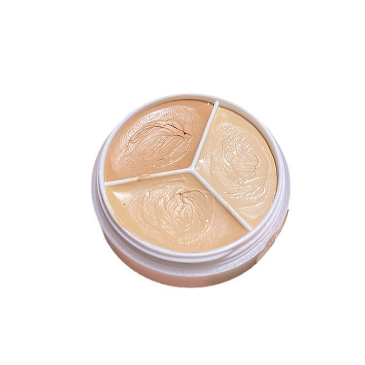 Trefarget Concealer Palett sammen med annen sminke, klar for komplett ansiktsrutine. Forbedrer skjønnhet.