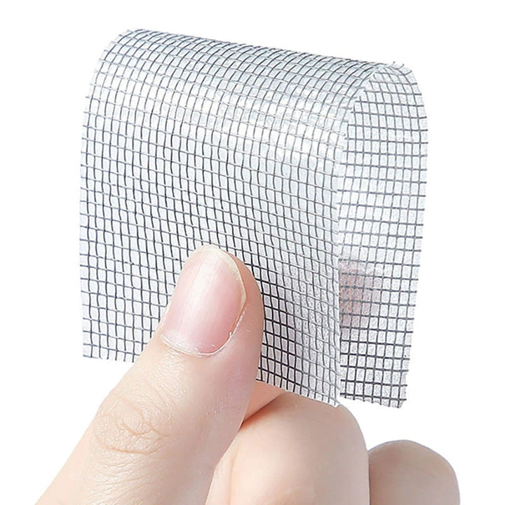 Rask reparasjon av vindusskjermer. DIY sett med selvklebende tape for effektiv fiksing av nettet.