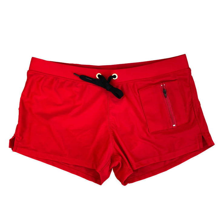 Kort herre badebukse for svømming. Pustende nylon badetøy, komfortabelt for strand og sommer.