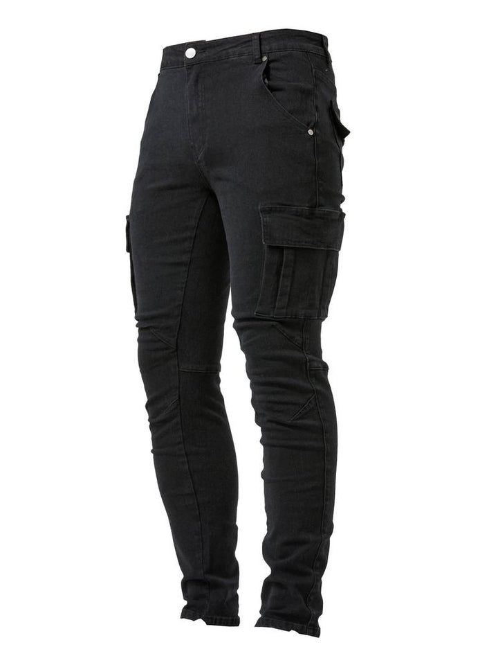 Mann i blå slanke cargo jeans viser komfortabel passform. Perfekt for hverdagsbruk med moderne stil.