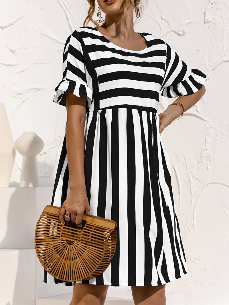 Casual stripet damekjole for hverdagsbruk. Komfortabel kort sommerkjole med trendy striper.