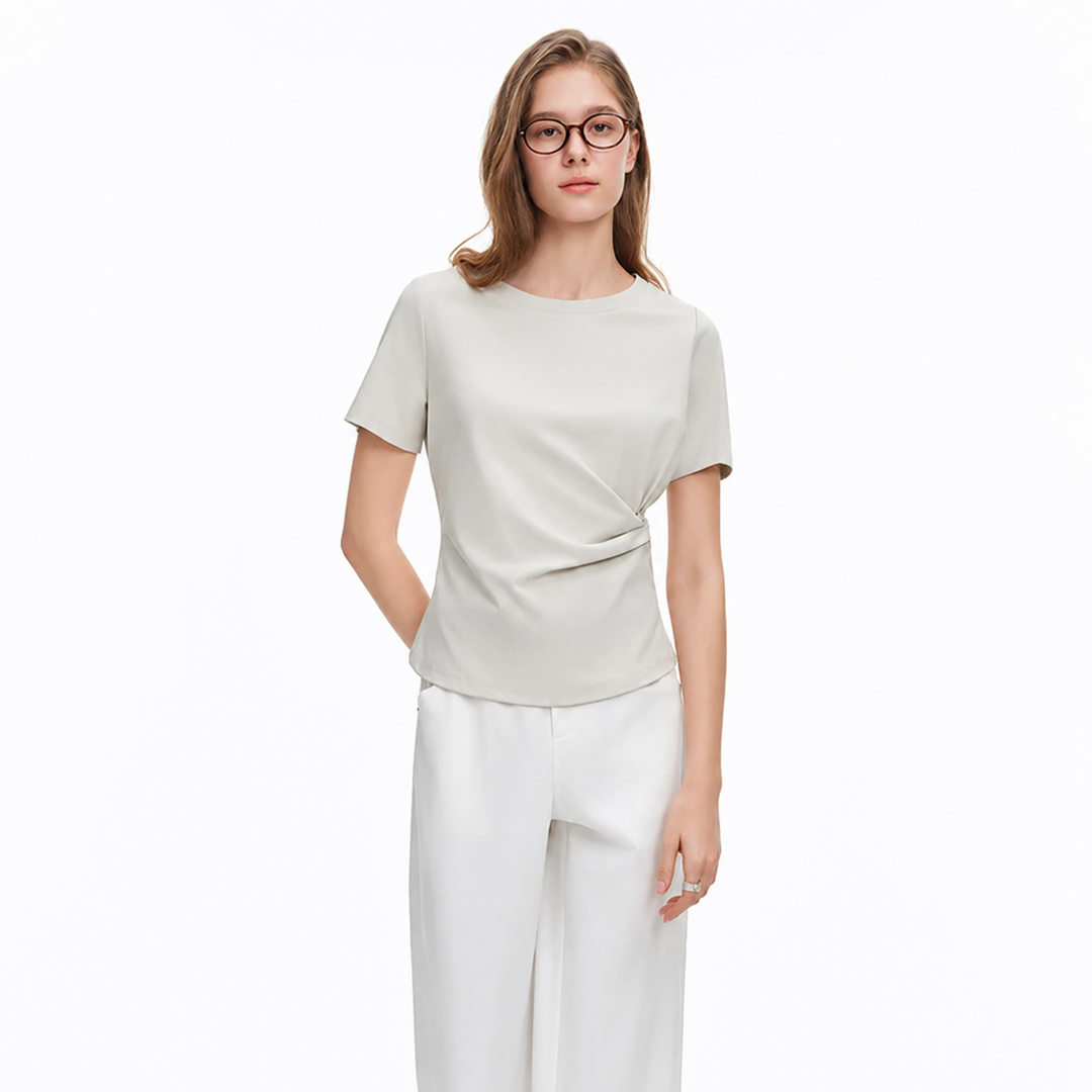 Moderne dame t-skjorte med asymmetrisk cut-out. Innsvingt passform, kort erme. Elegant sommertopp.