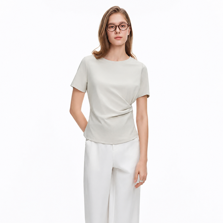 Moderne dame t-skjorte med asymmetrisk cut-out. Innsvingt passform, kort erme. Elegant sommertopp.
