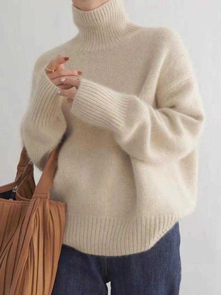 Komfortabel & elegant strikket damegenser i myk cashmere med høy hals. Tidløs stil.