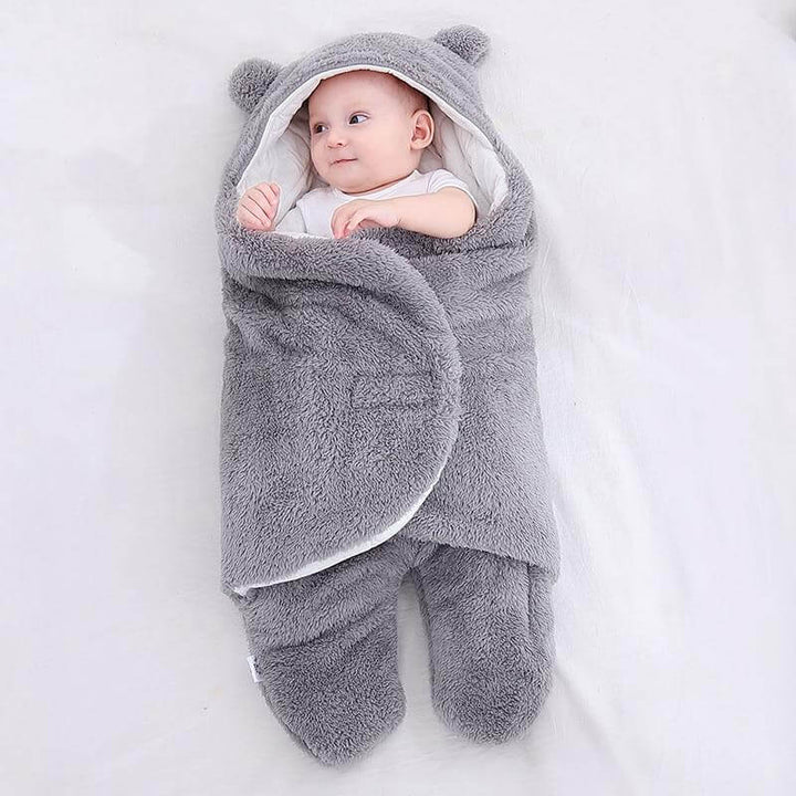 Baby sovepose i ull, designet for optimal temperaturregulering.