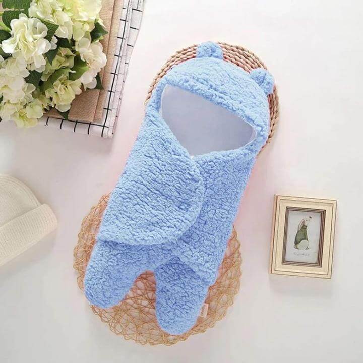Vinterklar baby sovepose i tykk ull, holder babyen varm i kulden.