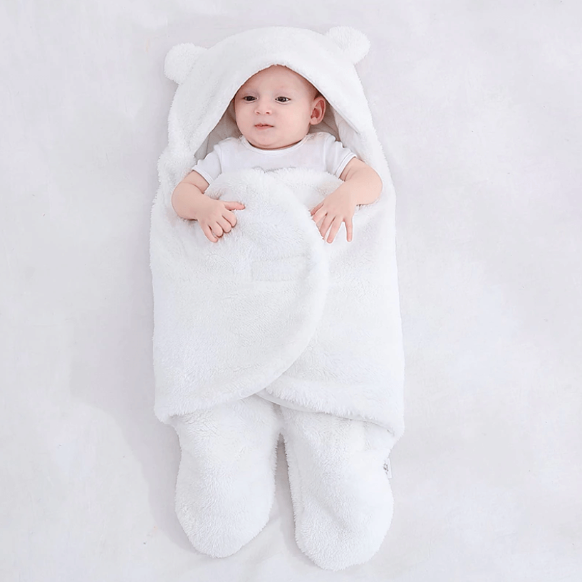 Hvit/lys ull sovepose for baby, vist forfra med glidelås eller knapper.