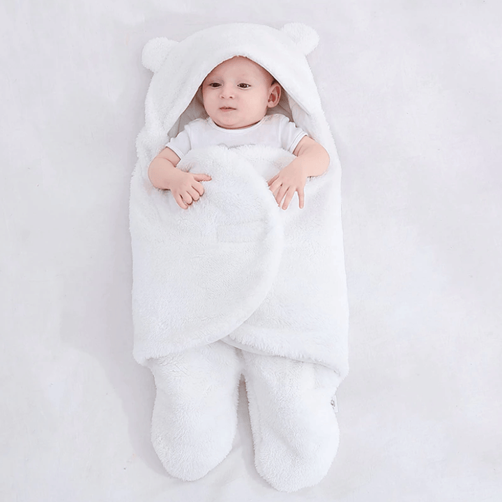 Hvit/lys ull sovepose for baby, vist forfra med glidelås eller knapper.