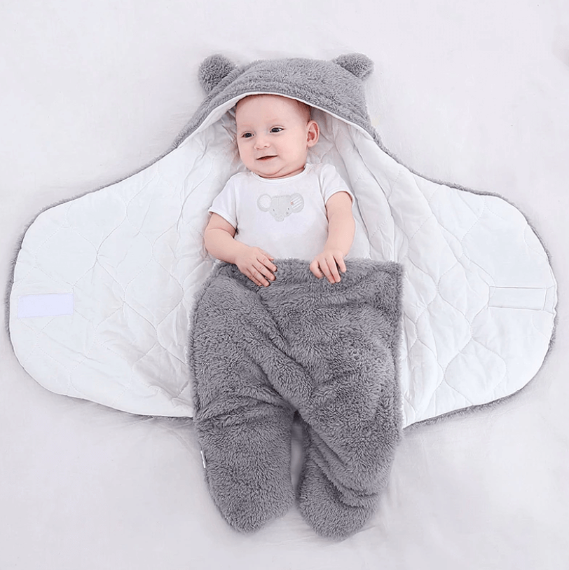 Ull sovepose for baby, vist på et nøytralt underlag for presentasjon.