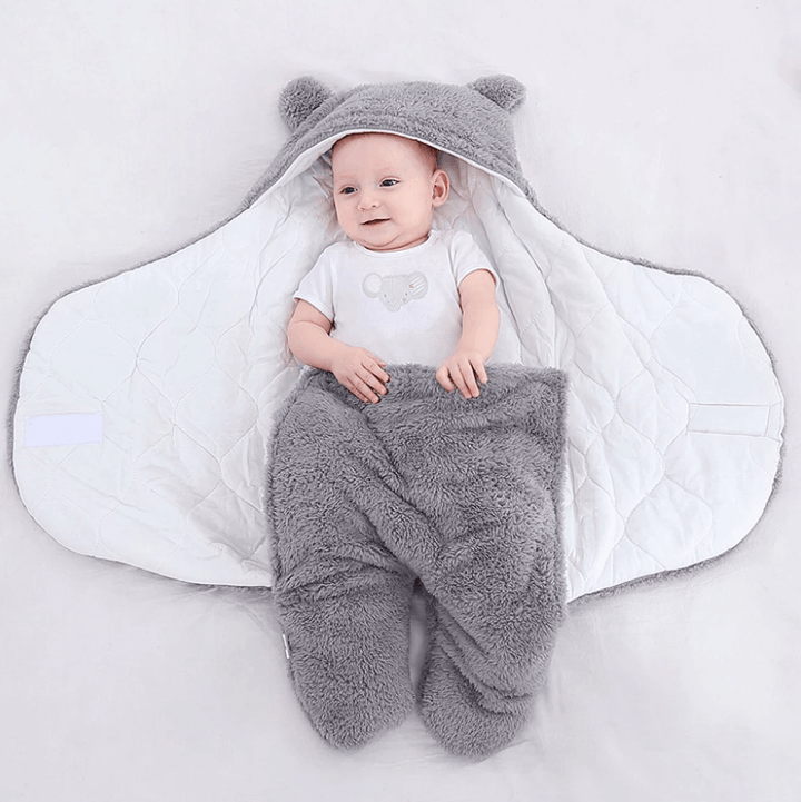 Ull sovepose for baby, vist på et nøytralt underlag for presentasjon.