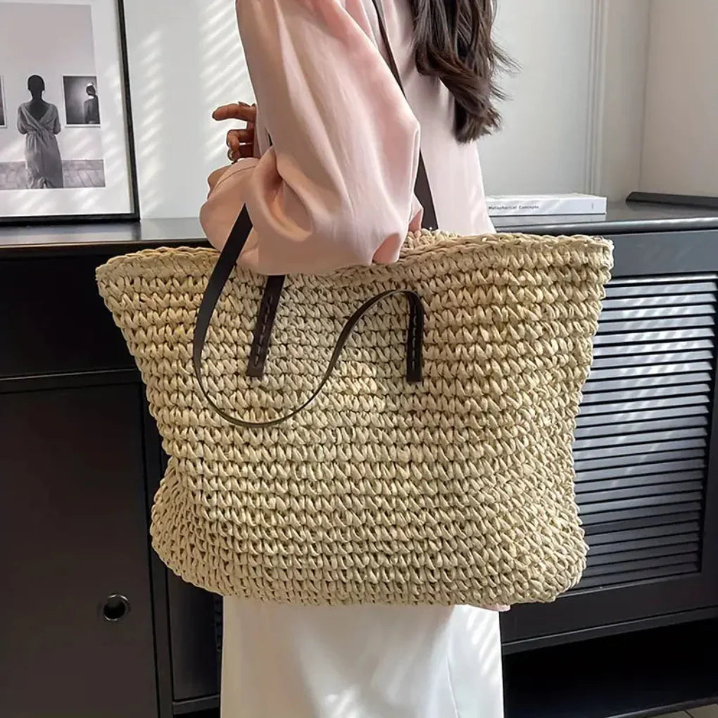 Kaffe farget vevd skulderveske til dame. Praktisk toteveske for hverdagsbruk og casual stil.