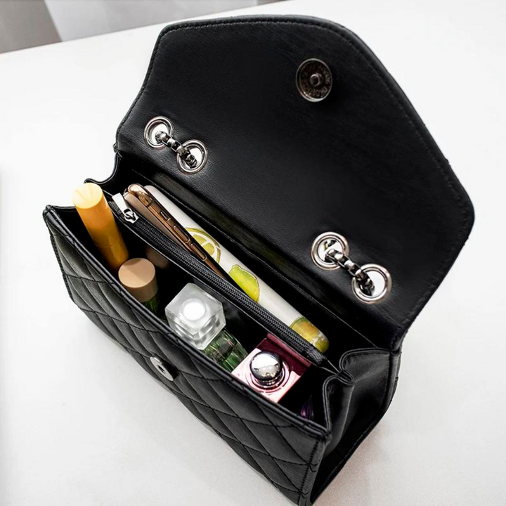 Stilfull vattert rutete crossbody veske for dame med trendy dusker. En allsidig skulderveske.