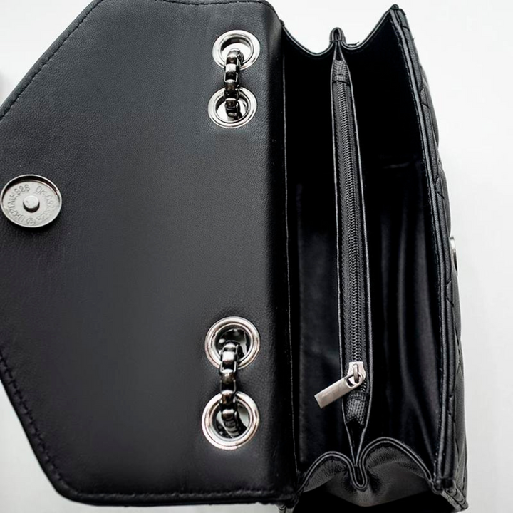 Rutete vattert dameveske med dusker. Funksjonell crossbody veske i svart for daglig bruk.