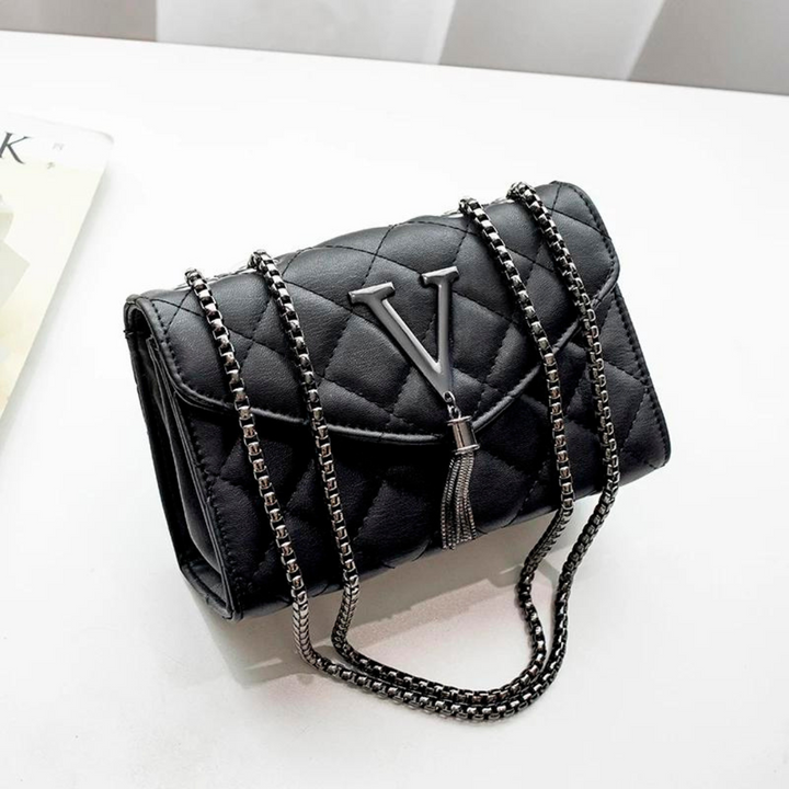Dameveske: Vattert crossbody i svart med elegante dusker. Praktisk og motebevisst tilbehør.