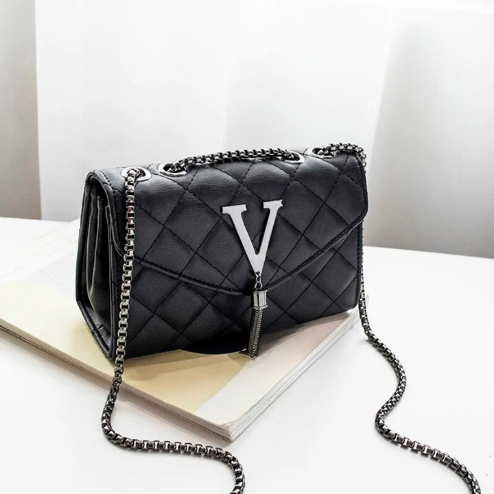 Hvit vattert dame crossbody veske med dusker. Elegant og praktisk tilbehør med rutete design.
