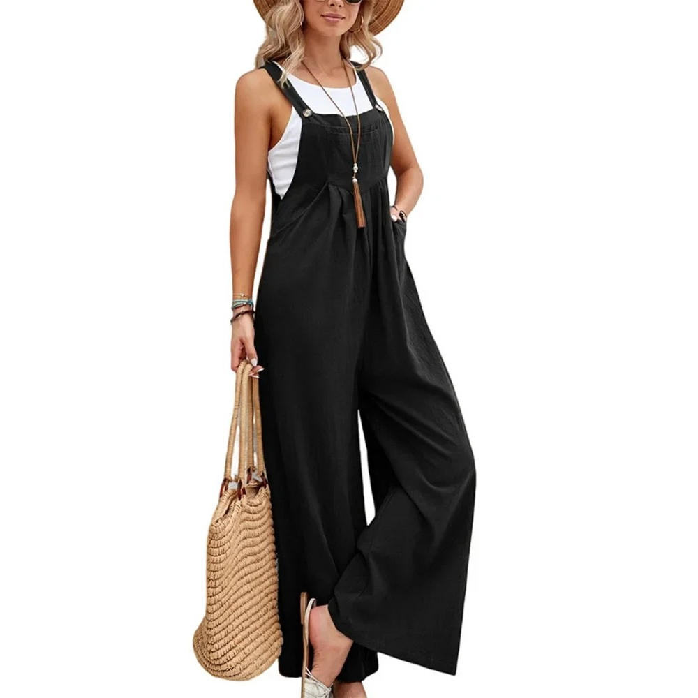 Modell iført løs passform kvinners bib jumpsuit, vide ben, justerbare stropper, moderne hverdagsmote.