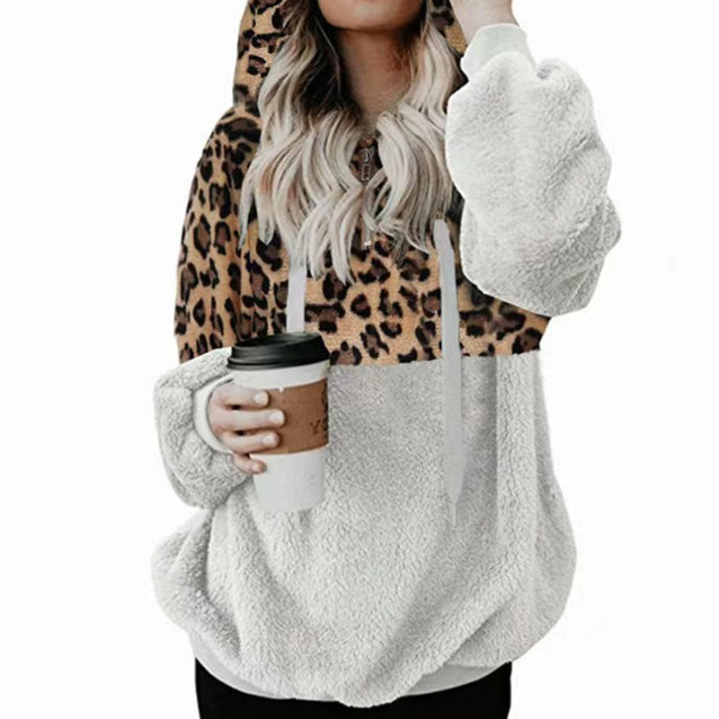 Kvinner i trendy leopard hettegenser, langermet og komfortabel, perfekt for en stilig vinter.