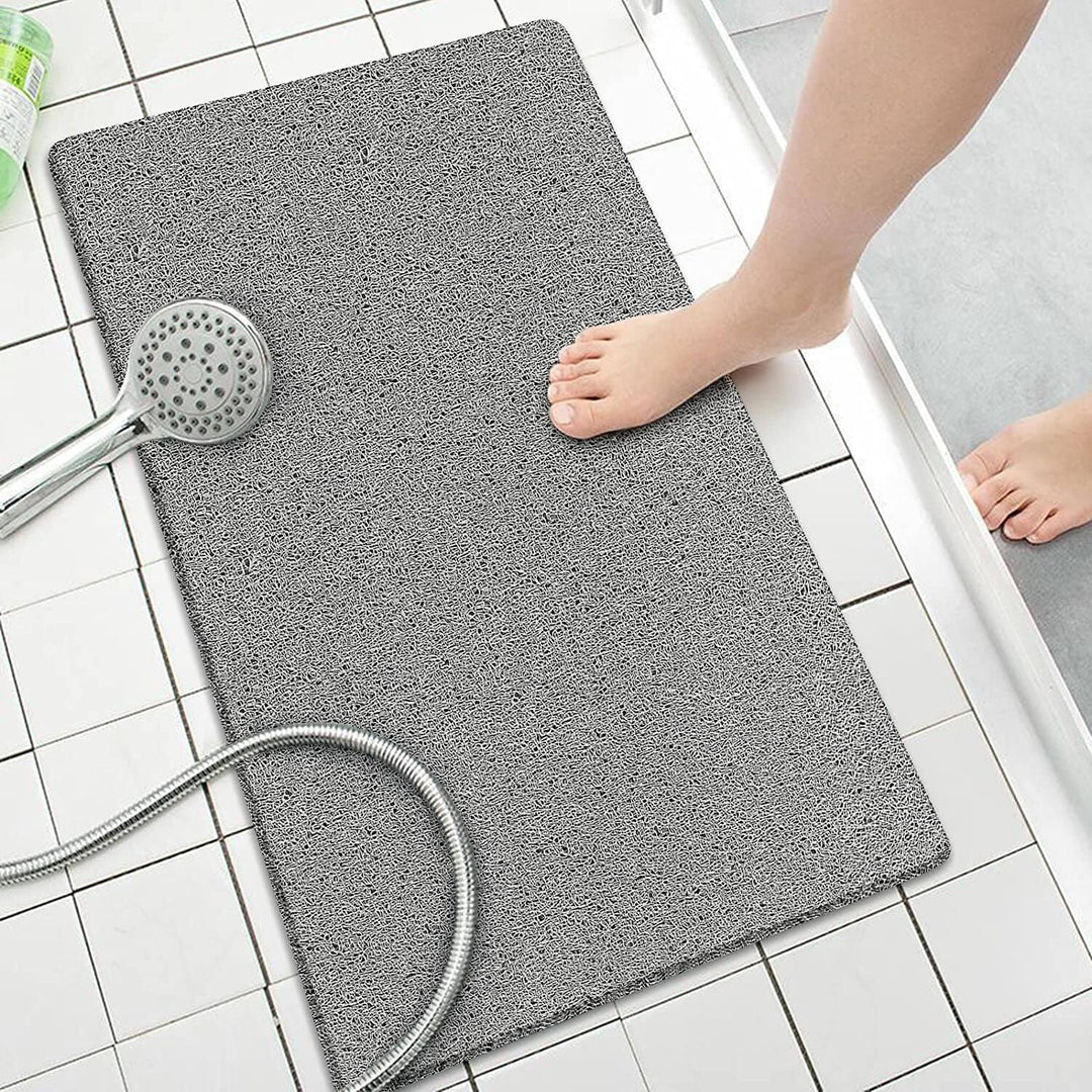 Moderne sklisikker baderomsmatte i nøytral farge, passer ethvert hjem.