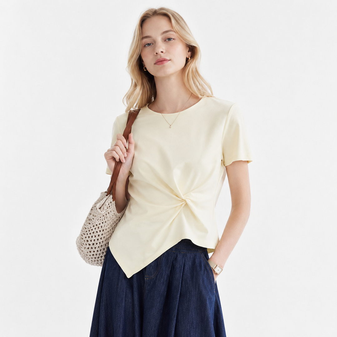 Dame asymmetrisk slim fit T-skjorte i beige, perfekt sommertopp for trendy hverdag. Komfortabel med korte ermer.
