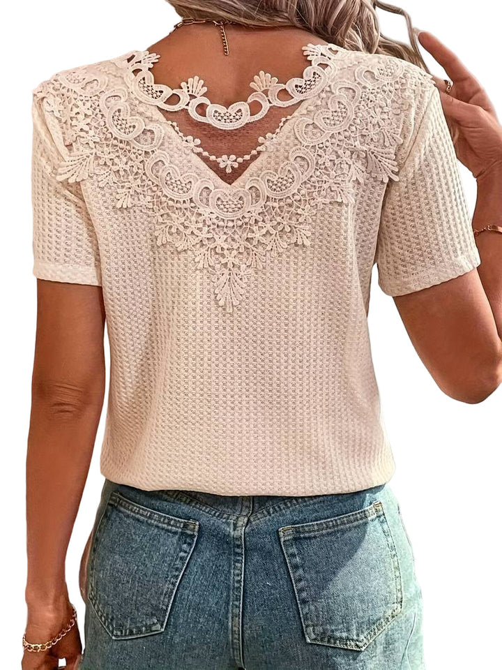 Beige dame t-skjorte med rund utringning, blondedetaljer og lett materiale for sommeren. Elegant og komfortabel.
