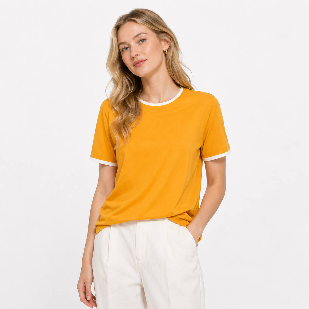 Elegant minimalistisk dame t-skjorte, sommerlig topp med trendy kontrastdetaljer for et stilrent uttrykk.