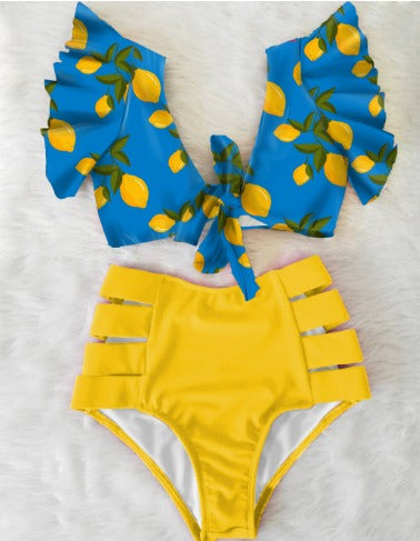 Modell i fargerikt dame bikinisett med høy midje, blomstret og elegant, perfekt for strand og ferie.