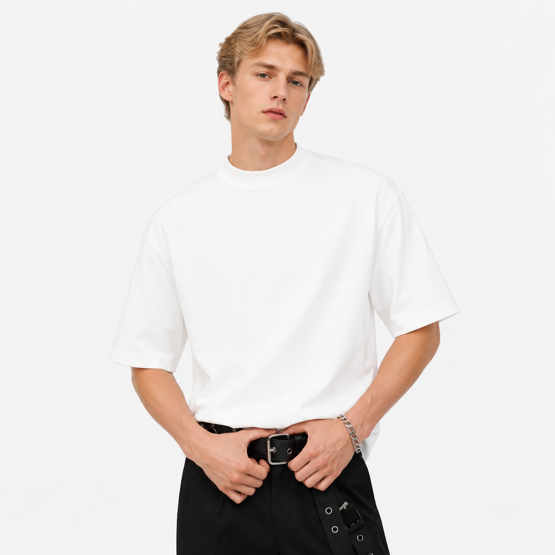 Stilig herre t-skjorte i 100% bomull med mock neck, komfortabel og pustende for hverdagsbruk.