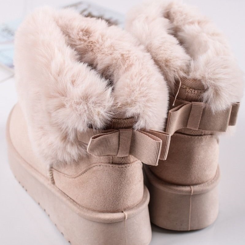 Grå fluffy vinterstøvler for dame, sklisikre og komfortable. Perfekte varme sko for kalde dager.
